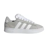 Championes Adidas Grand Court Alpha grises con las tres tiras blancas en los laterales.