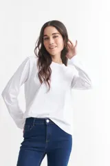 Remera gris de algodón, de corte recto y manga larga.