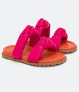Sandalias planas con tiras puffa con nudo, color fucsia y suela naranja.