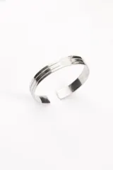 Brazalete rígido abierto de plata 925 con tres líneas horizontales en el frente.
