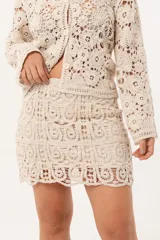 Minifalda cruda de crochet con cintura elastizada.