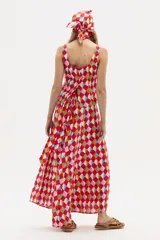 Top sin mangas de lino con estampado de mariposas, escote cuadrado y botones forrados en la espalda.