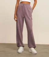 Pantalón deportivo color lila, confeccionado en microfibra pesada con viscosa certificada. Cuenta con cintura elástica ajustable, bolsillos cargo laterales y ajuste en el bajo.