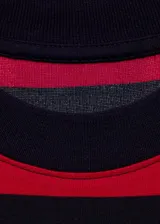 Camiseta de manga corta con estampado de rayas horizontales rojas y negras, cuello redondo y corte recto.