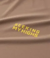 Remera de hombre color rosa claro, corte regular, cuello redondo y mangas cortas. Estampa lettering "Seeking my highs" en el pecho. Confeccionada en tejido de poliamida con tecnología Dry.
