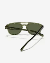Lentes de sol unisex Hawkers modelo Diver, con montura verde oliva transparente y lentes polarizadas verdes.