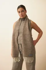 Bufanda unisex con flecos, confeccionada en lana fina sin teñir, con diseño pata de gallo en tonos beige y marrón.
