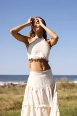 Falda larga de lino color amarillo claro con múltiples capas de volados suaves que aportan fluidez.