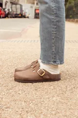 Zueco marrón de cuero con hebilla dorada ajustable y plantilla anatómica de corcho.