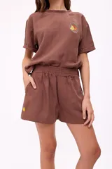 Short marrón de algodón y lino, con cintura elástica y bordado de un limón en el lateral.
