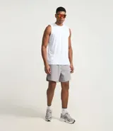 Bermuda deportiva masculina de poliéster, modelo running, color gris. Posee cintura elástica con ajuste interno, sin estampa y bolsillo trasero con cremallera.