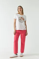 Pantalón de gabardina color coral, de tiro alto, con bolsillos y presillas para cinturón.