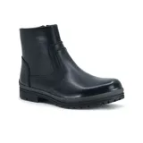 Bota corta de cuero negro con cierre lateral, suela de goma y detalle de costuras en el empeine.