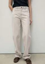 Pantalón de jean color crudo, corte recto, tiro medio, con cinco bolsillos y cierre frontal con cremallera y botón.