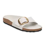 Sandalias Birkenstock Madrid con hebilla grande, confeccionadas en cuero sintético blanco con plantilla anatómica de corcho y suela de goma.