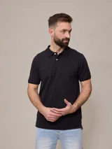 Remera polo negra de piqué de algodón con cuello clásico y tapeta de dos botones. Logo bordado en el pecho. Corte clásico.
