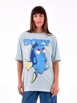 Remera celeste con estampado del personaje Dory de la película Buscando a Nemo.
