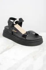 Sandalia de cuero negra con plataforma, tiras combinadas en cuero negro, cuero con estampado animal print y cuero color beige.