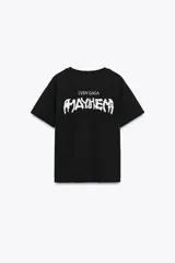 Remera negra de algodón con efecto lavado, cuello redondo y mangas cortas. Estampado frontal con imagen de Lady Gaga y texto "LVDY GAGA" y "MAYHEM".