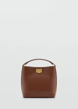 Bolso tipo bucket color marrón con asa corta y cierre metálico dorado. Incluye forro interior, bolsillo con cremallera y asa larga ajustable y desmontable.