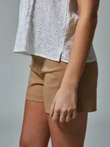 Short de tiro alto color rojo, con bolsillos frontales.