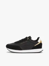 Zapatillas Tommy Hilfiger negras con detalles en blanco y dorado. Confeccionadas en poliéster con interior de poliéster, plantilla extraíble de goma termoplástica reciclada y suela de EVA. Presentan paneles con mezcla de texturas, panel metalizado en el talón y logo de Tommy Hilfiger bordado en la lengüeta y el talón.