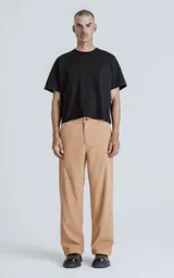 Pantalón recto beige de microfibra suave al tacto, con cintura elastizada, bolsillos traseros con tapa, botón y cierre.
