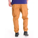 Pantalón cargo color arena de corte slim, con bolsillos laterales con solapa y puños elásticos.