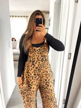 Mono corto con estampado animal print color marrón y negro, con tirantes de cuero sintético marrón con hebillas doradas.