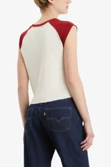 Remera blanca de corte clásico con mangas cortas raglán color borgoña y estampado con logo de Levi's Mountaineering Club.