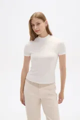 Remera de viscosa color gris oscuro, de punto canale, corte ajustado y cuello alto.