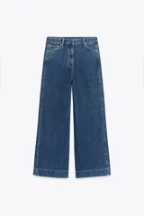 Pantalón de jean azul oscuro, de tiro alto, corte wide leg y relaxed fit.