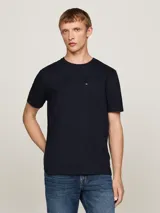 Remera azul marino de algodón con cuello redondo y bolsillo de parche en el pecho con logo bordado de Tommy Hilfiger.