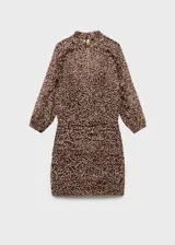 Vestido corto con estampado animal print de leopardo, cuello redondo, manga larga y detalles drapeados. Con forro interior y cierre de botón en la parte posterior.