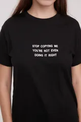 Remera negra de algodón con frase estampada en el frente: "why overthink when u can over drink".