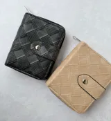 Billetera pequeña con cierre de cremallera y broche a presión, con diseño de cuadrados en relieve.