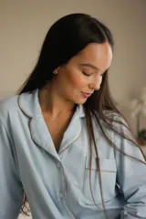 Camisa de manga larga color gris claro con vivos blancos, confeccionada en algodón.