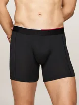 Pack de tres bóxer tipo boxer brief negros, con cintura elástica con logo Tommy Hilfiger en blanco y una franja roja.