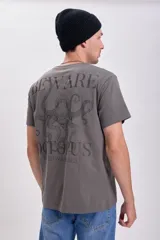 Remera gris oscuro de manga corta con cuello redondo y estampado frontal con la frase 'Beware Octopus Underwater Sea'.