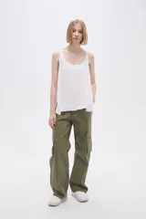 Musculosa negra de bretel ancho y corte holgado.