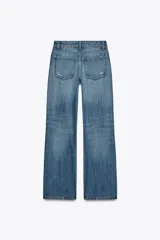 Pantalón de jean azul de corte wide leg, tiro medio y largo hasta el tobillo. Presenta roturas y detalles desgastados.