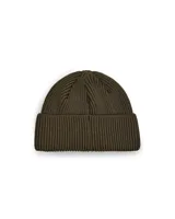 Gorro de lana negro con detalle de etiqueta con logo en el borde.