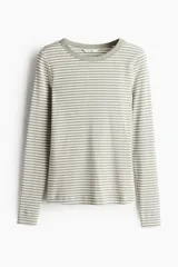 Remera de manga larga con cuello redondo y bajo recto, confeccionada en punto acanalado a rayas horizontales color verde oliva y blanco.