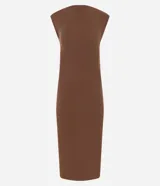 Vestido midi de tejido rib color marrón, con escote canoa y manga corta. Presenta un corte recto que entalla la silueta, confeccionado en una mezcla de algodón y elastano para mayor comodidad y flexibilidad.