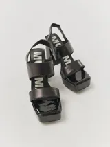 Sandalias de cuero color bronce, con plataforma y taco geométrico.