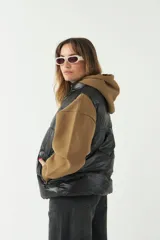 Chaleco puffer color crema con textura acolchada y bolsillos con cierre.