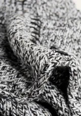 Cardigan de punto grueso color gris jaspeado, con cuello alto y mangas largas.