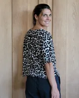 Remera de mangas cortas con estampado animal print de leopardo en tonos blanco, negro y marrón.