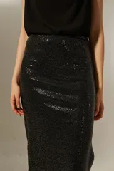 Falda midi de poliéster con lentejuelas negras y abertura lateral.