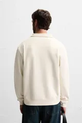 Sudadera regular fit color bordó, con cuello alto y cierre frontal de cremallera. Manga larga y acabados en rib.